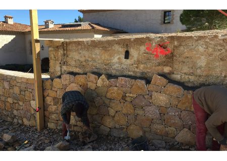 Enrobage rouge + mur en pierre